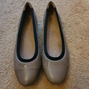 Unstructured by Clark's taupe flats nwt